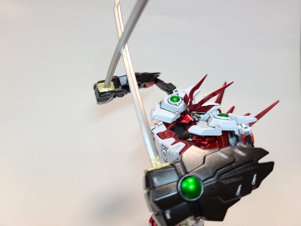 サブアームで刀を持ちつつ腕組みしてるのが強者感あって個人的に凄く好きです