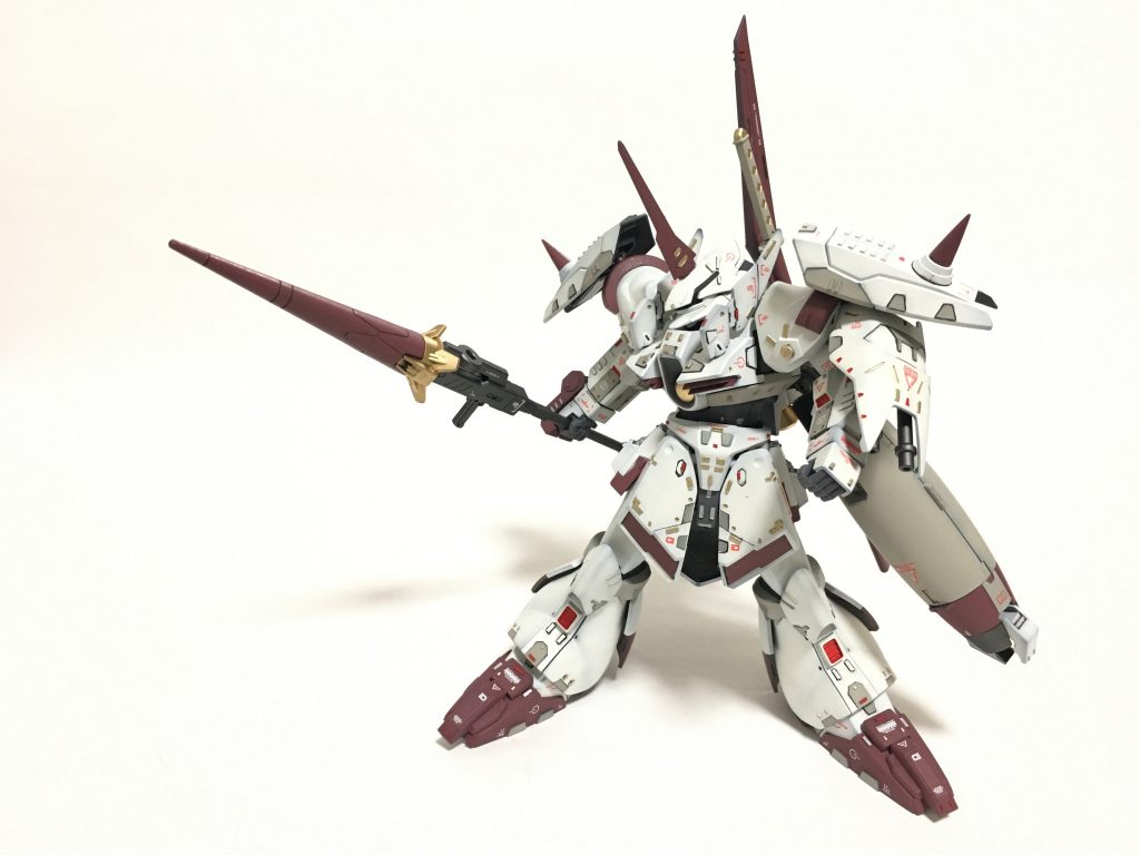 GBSコン参加1作品目です。ようやく参加出来ました!『イクサ=戦』の名前の通り、当初のイメージソースは戦国武将だったのですが、本体を塗り分け・仮組みした段階でちょっと和というより『洋』っぽくなってしまったので、思い切って『和洋折衷の機体』としました…苦笑(そこから急遽ランスを作ったりしました。)今回製作するにあたって、塗り分けとディテールアップに力を入れました。