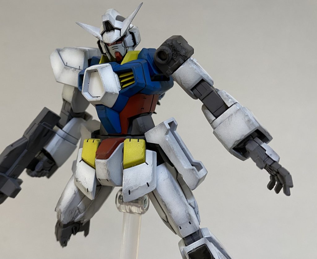 左腕はサーベルでガードしていたので弾けなかったビームが当たったりしたのかなぁと思いダメージ強めです。