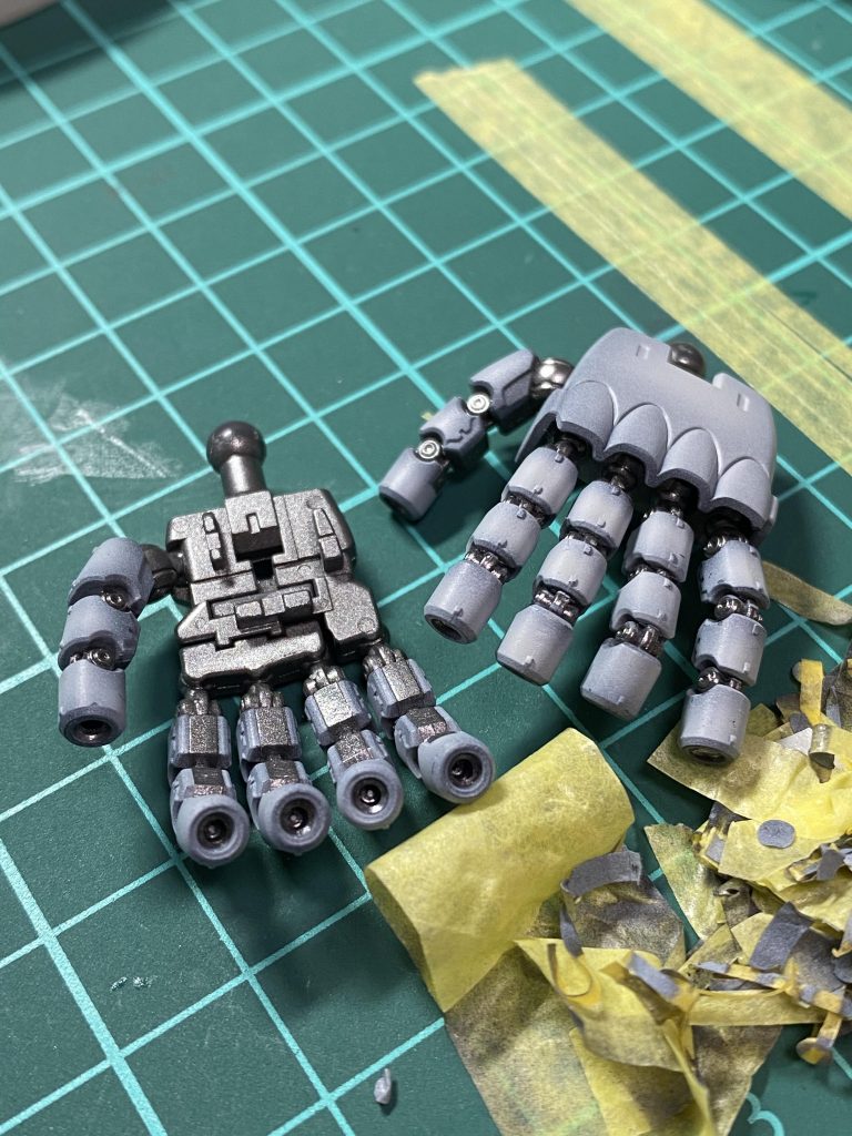 ハイキューパーツの円形マスキングテープを使うと塗り分けがとても綺麗になりますよ。