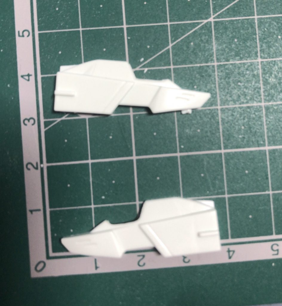 とりあえず切り落として合わせてみたら、コックピット内が予想以上に狭かったので、まずは広げるところから、、。