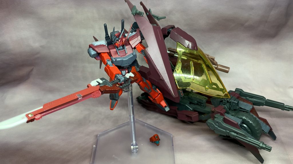 ビークルに装備しているパーツはストライクに取り付け可能です。また、撮影時ポロポロ落ちるので外しましたが頭部はバイザーを取り外せるようにしてます。公道を走るにはヘルメットは必要ですからねo(`ω´ )o