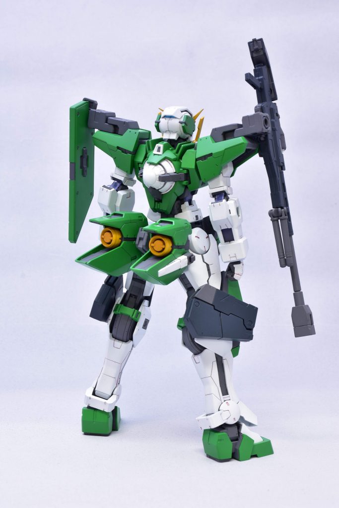 背面非常に分かりにくいですが、尖っていた背面コーンスラスターの先端を丸く変更しアニメ基準にしています。