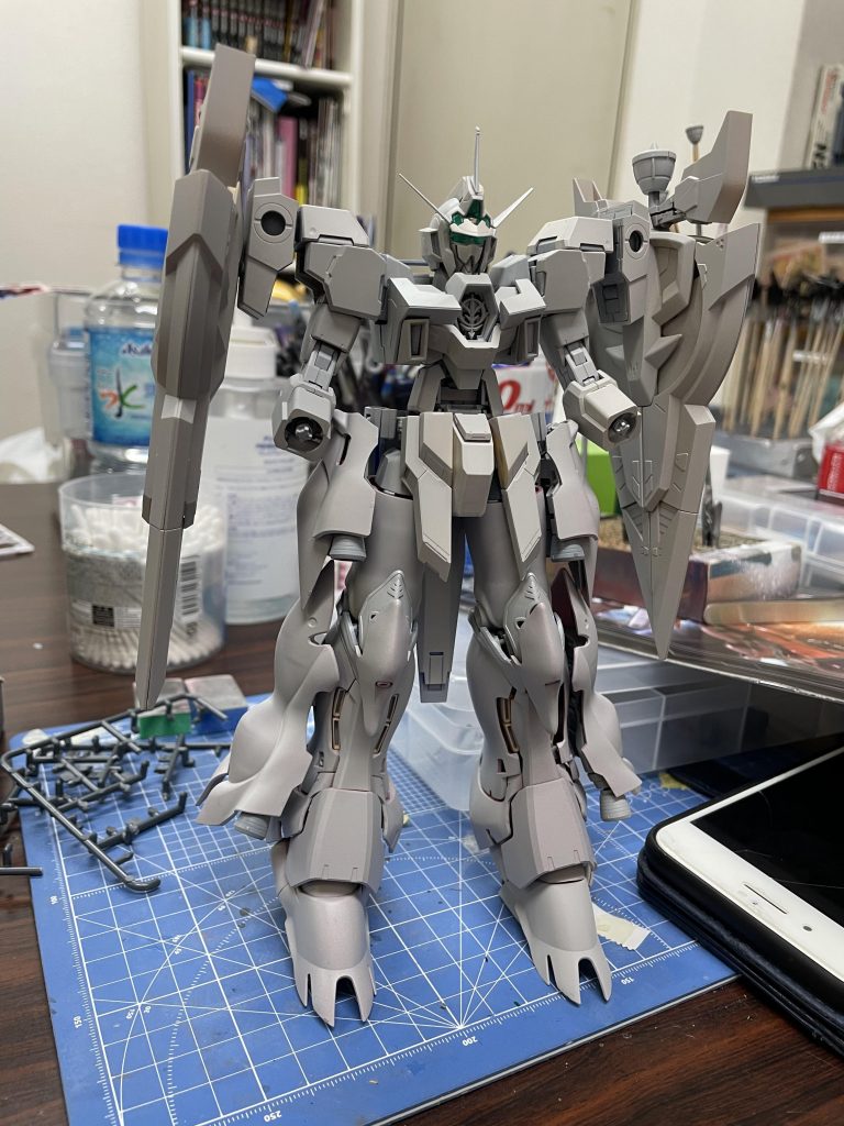 サフ状態この後、AGE2腰前アーマーにAGE2膝アーマーを接続して今の形にしたり、シナンジュ膝上のエングレイブを削ったりして今の形にしています。