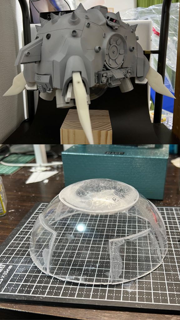 ビルドアップパーツのモビルパイプを2セット使い正面と左右に動力パイプを接着。正面動力パイプの塗り分けのために正面下ディテールパーツはネオジムにて脱着が出来る様に加工しています。WAVEのタンクパーツ大をプロペラントタンクにしました、二つを繋げています。ミノフスキーユニットはクリスマス用のキャンディーボックスから製作しました。半休状のパーツが2つセットだったので、片方をベースパーツに片方は超音波カッターでカットしてベースに接着しました。ちなみにφ120㎜のキャンディーボックをつかっています。最初はφ100㎜を購入しましたが、ボリューム不足でした。