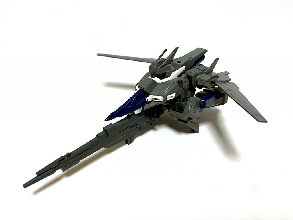 バウの持っていた変形・分離機構はそのままに上半身は前進翼戦闘機型のズメウ・トップに