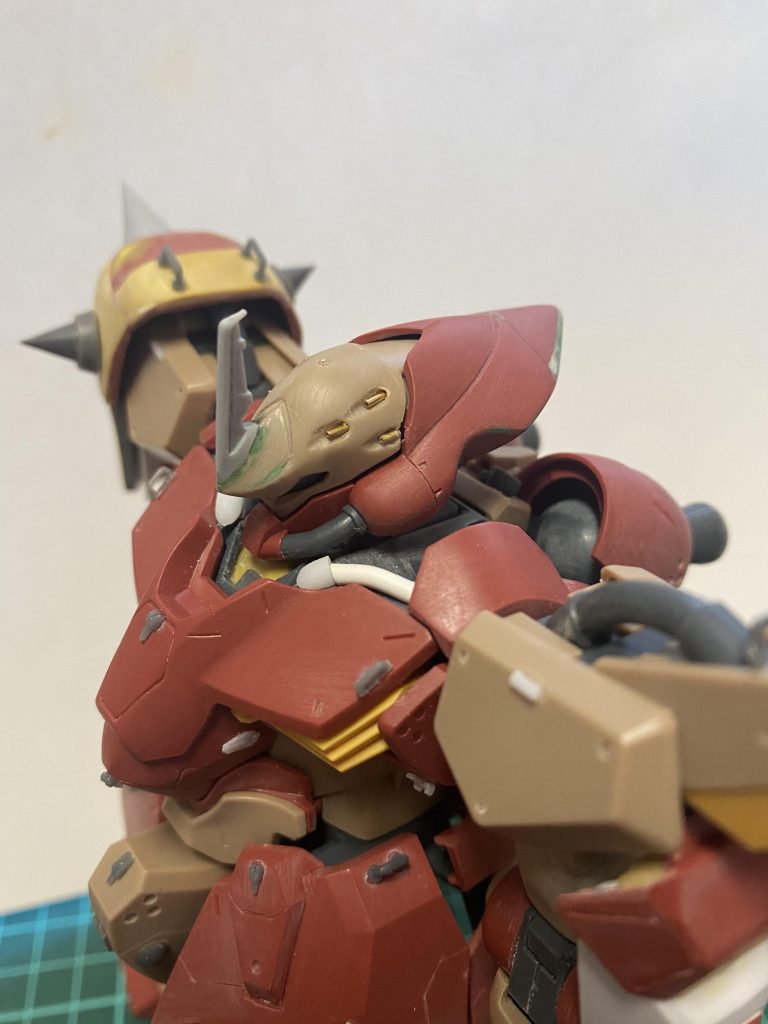 顎短縮、首下開口し、顎が引ける様に、アンテナ追加、鎖骨のパイピング追加、バルカンは真鍮線に変更