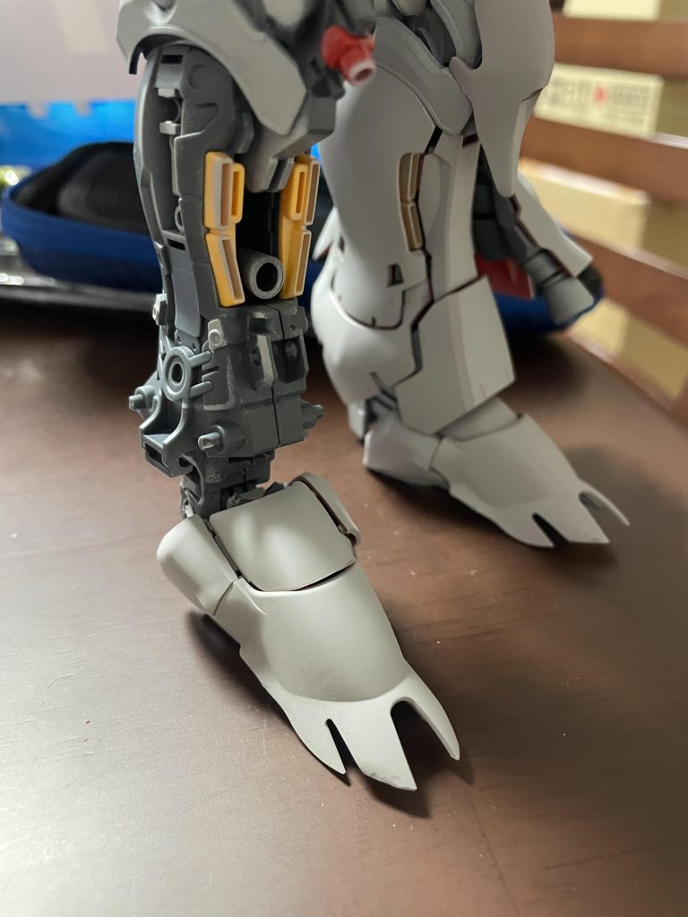 足の甲アーマーは、AGE2の甲にシナンジュ肩の接続用フレームを必要分切り取って接着・肩アーマーをそのまま接続、といった形。