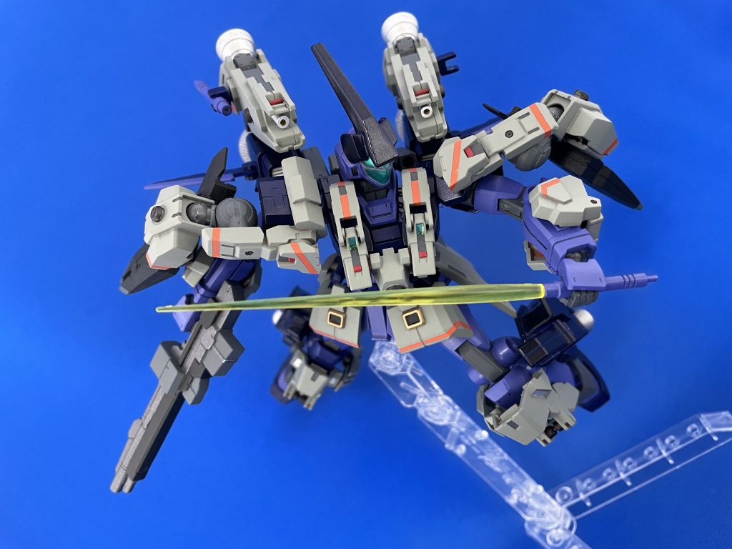 腰からバックパックのブースター横に接続位置を変えたサーベルはもちろん抜刀可能！色はなんとなくで黄色をチョイス。