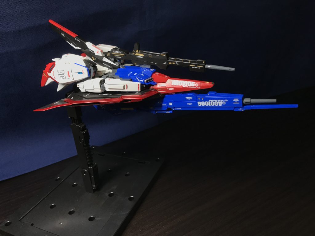 MS形態で構えた時を優先しているので、メガランチャーのデカールは逆さまに（笑）補う為にシールドに同じデカールを採用しています。