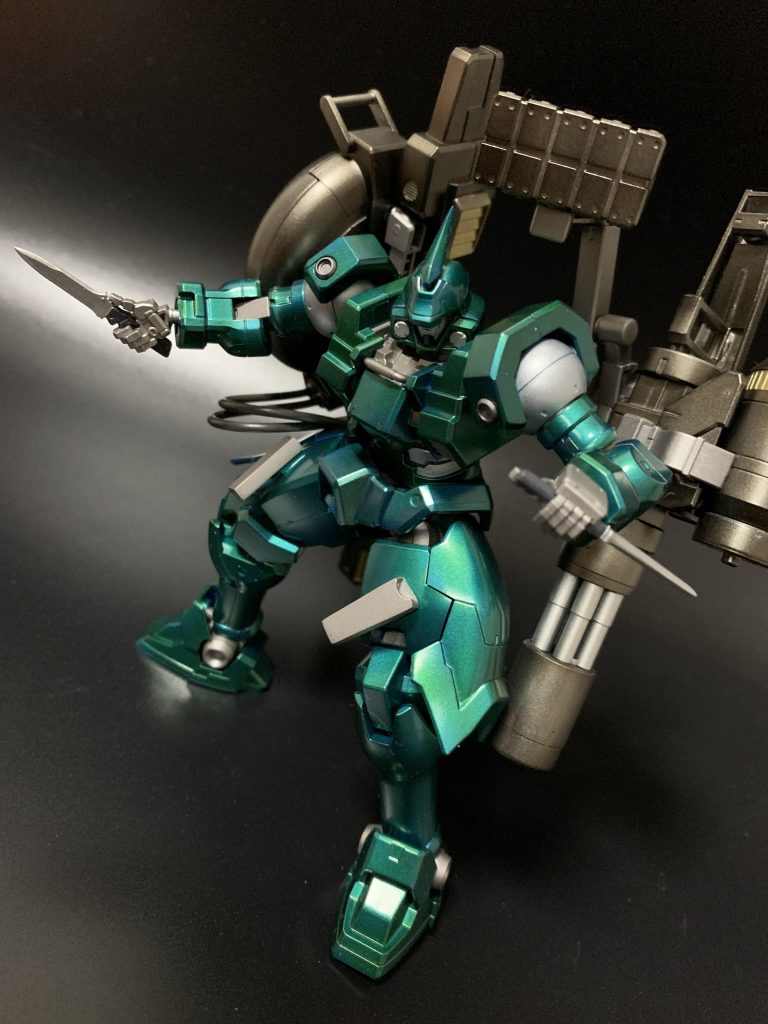 トロワの真の専用武器と言っても過言では無い、ナイフです。両脚腿にナイフケースと共に装着しています。武器内蔵のヘビーアームズと違い、武装の全てをバックパックに集約しているので格闘戦時には全てパージ可能。トロワのアクロバティックな動きをさらに発揮することができます。