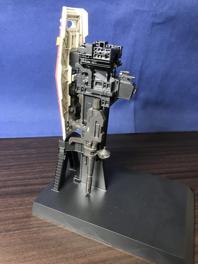 付属のGキャリアーに固定できます。武装もキャリアーに接続して保管可能。