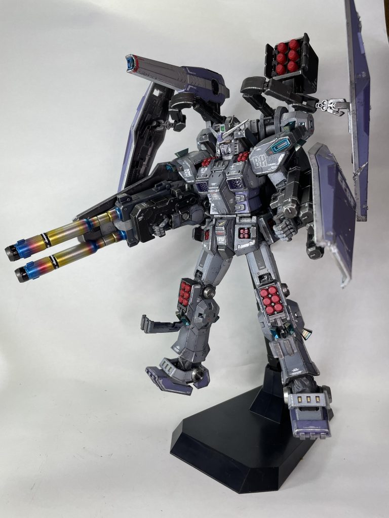 ミサイルハッチオープン時のポージング。ミサイルはメタリックレッドで塗装したのですがうまく攪拌できてなかったのかメタリック感があまり作れませんでした…