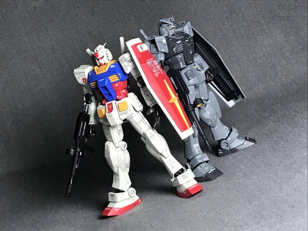 リバイブ版のガンダムと並べてみると縮尺が同じでも各部のバランスとか形状が結構ちがってますね。自分は断然EGの方が好みですね。特に顔をの造形が。