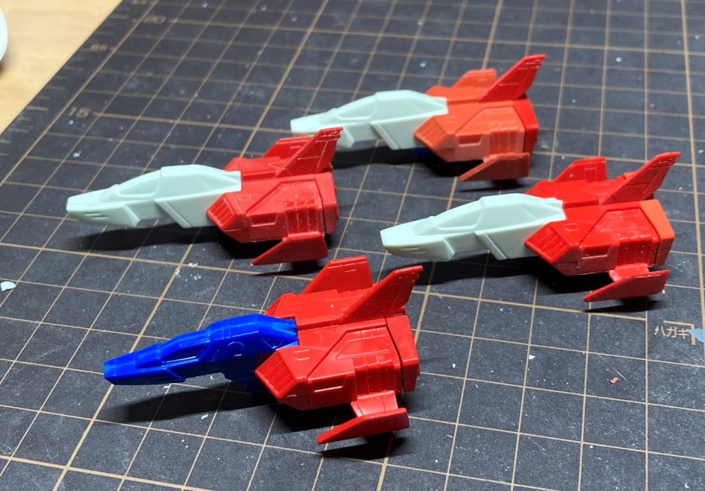 調整せずともボディと機首がぴったりで、ハメてるだけです。キャノピーの枠はマスキングです。翼を少し削っています。そのままだとかなり厚いので。マスキングが非常にめんどいのです。