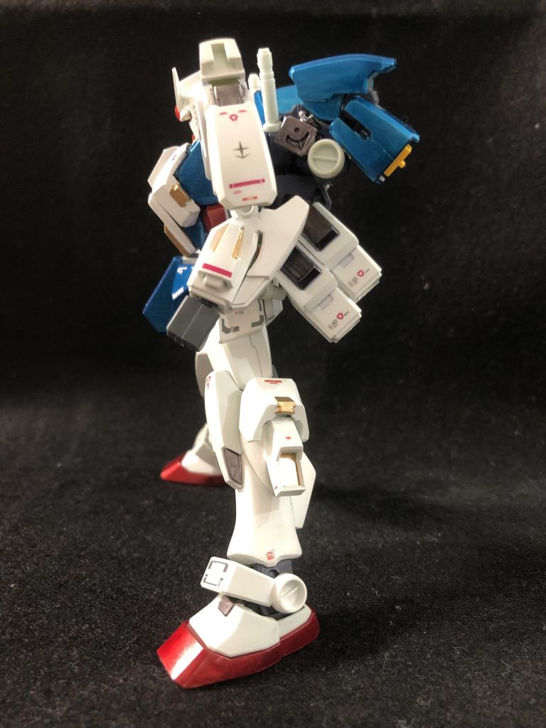 ※以下は設定ガンダム(イヌワシ装備型)型式:FA-78-1/GE全備重量:73.8t装甲材質:ルナチタニウム合金総推力:166,500kgf機体出力:1,860kW武装:頭部バルカン砲 x2、ビームサーベル x4、前腕部固定式サーベル x2フルアーマーガンダムのアナザープランの一つ。ガンダム本来の『対MSでの白兵戦を意識した高機動タイプ試作機』というコンセプトをさらに推し進めた高速高機動の近接特化型。バックパックを2段重ねにし、フレキシブル・スラスター2基とプロペラントを装着。脚部にもスラスターを増設し、総推力はベース機の3倍近くとなり、パワーウェイトレシオではジオンのMAエルメスにも匹敵する。胸部増加装甲には耐ビームコーティングが施され、上面にはハイスピード光学センサを備える。