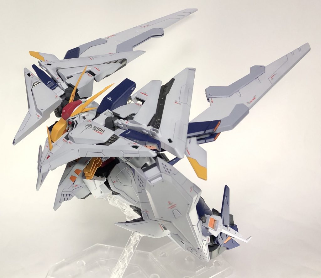 フライト・フォーム(ビーム・バリアー展開状態)。差し替え変形は頑丈なキットの構成のまま、丸見えだった胸部うらなどをディテールアップ。かかとの変形も再現して大満足。