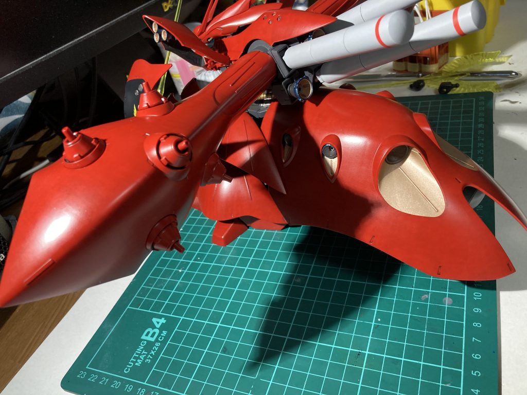 いつもはトップコート吹かずに完成としてましたが、ナイチンゲールの巨体の塗り面積の前では筆ムラが「味」という言葉で誤魔化せない程に出まくりでして…赤パーツにのみ半艶トップコート施してます。筆ムラが完全に消せた訳じゃ無いですが、随分と良くなりました。加えて、何だか赤に深みが出た気がします。今まで失敗が怖くて敬遠してましたが…トップコートって凄く良いですね!笑