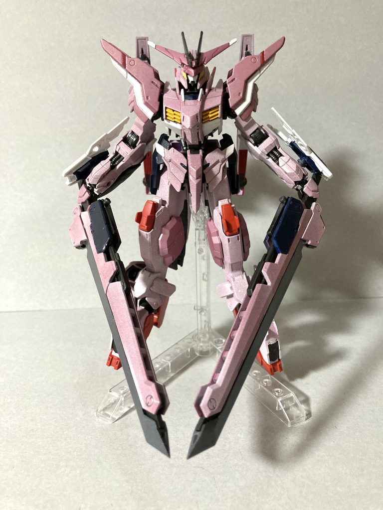 大剣はコトブキヤのサムライマスターソードです。これをバスタードソードってことで。マルコシアスは腕も長いので、大剣を装備するとリーチもなかなかのものですね。