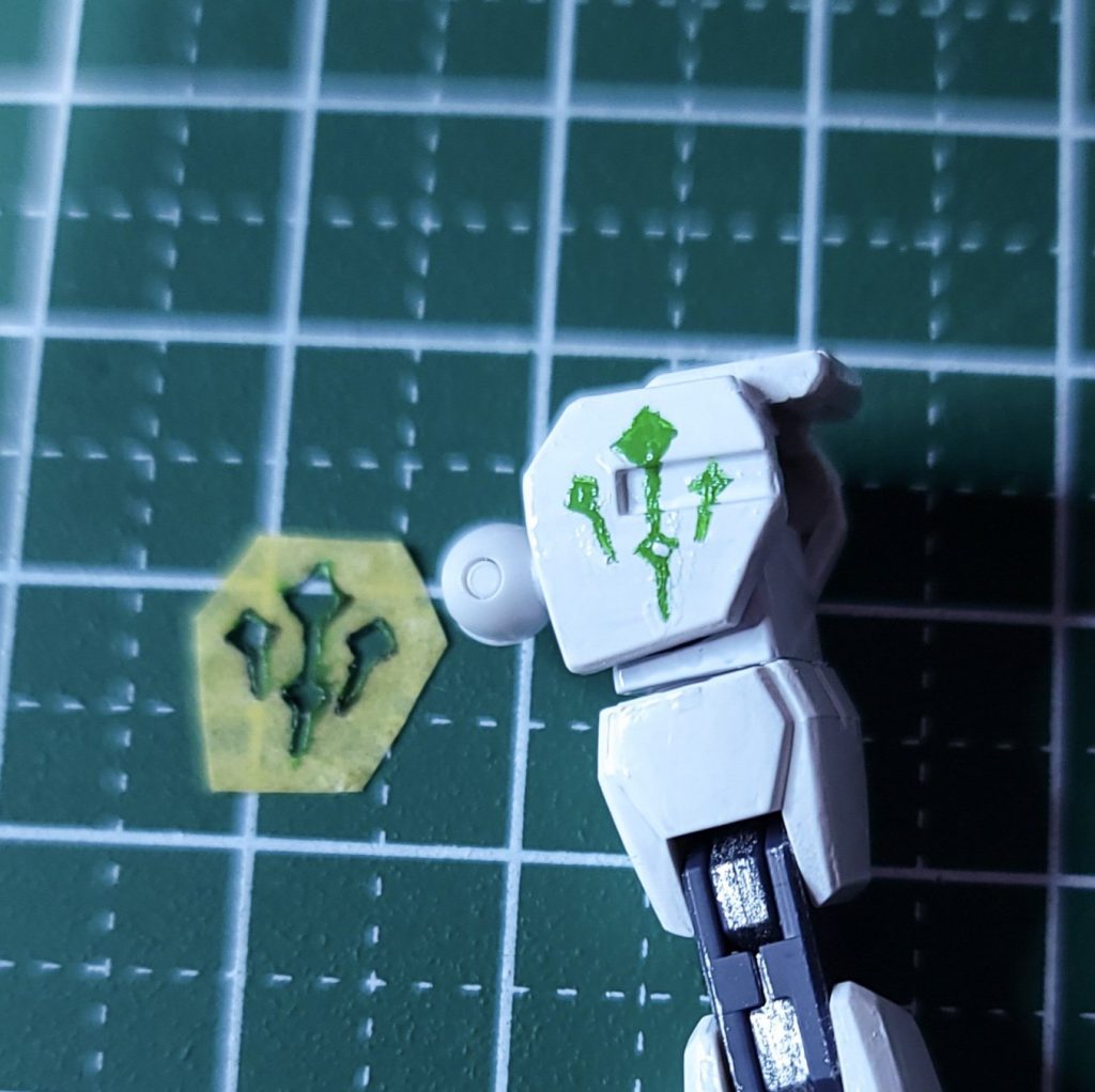 賢者ジョブアイコン転写に挑戦しました。肩パーツの形に切ったマステを、ジョブアイコン画像を拡縮表示させたスマホに張り、なんちゃってトレス台にして写し取り、切り抜いて転写できるかと試してみました。ちょっと小さすぎてグダグダになっちゃいましたけど、もうちょい大きいものだったらそれなりにできそうな気がする技でした。