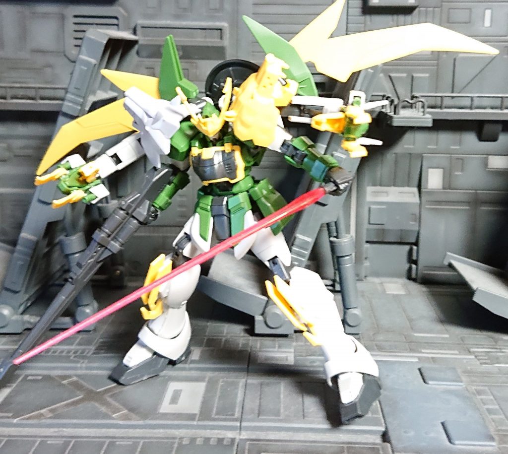 改造前素組　ウィングの流用部分があるのでバスターライフルとサーベルの柄もついてきます