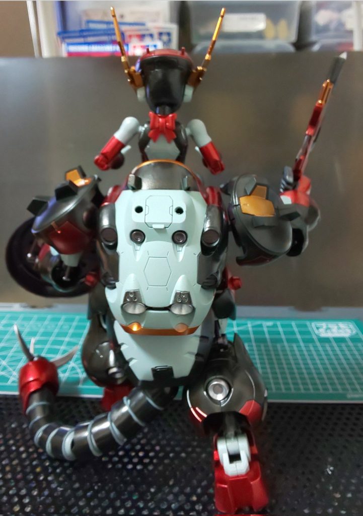 ガンダムマーカーのメタリック系はマスキングすると塗装が剝がれやすいので難しかったのですが、上手く出来たのではないのかなと思います。次は撮影が上手くできるようになったらいいなぁ。