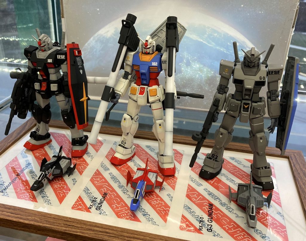 プロトタイプガンダムは近年みられる武装増し増しな状態、78-2は最終決戦仕様、G-3は最もスタンダードな武装というように差別化を図って展示しました。作る予定のなかったコアファイターも用意(これで時間取られてオープンに間に合わなかった)。バックの地球はたまたまオーナーさんが作ったユニコーンガンダムがそこにあり、背景が地球だったもので、それはそれでいい感じ