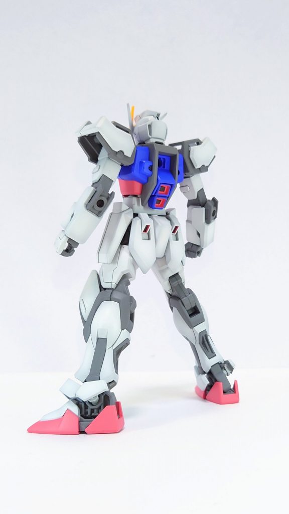 背面スラスターはマスキングして赤を塗装した後、底の部分は縁取りしてから塗りつぶしてます。