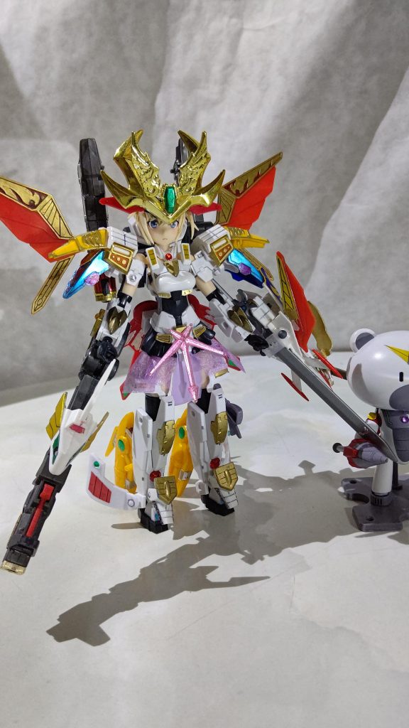 異世界に転移してしまった轟雷がなんやかんや紆余曲折あって大将軍に覚醒した姿という設定。お供のジャスティッガイは異世界で右も左もわからない最初に出会い、艱難辛苦の果てに親友となった。左脚のリボンは友情の証。メカニック的にはAIの無線制御ユニットなのだか、それを指摘するのは無粋と言えよう。ジャスティッガイは「ガンスタ」なんだからちゃんとガンダムのキャラも映ってた方がイイヨネってメタい理由もある(苦笑)
