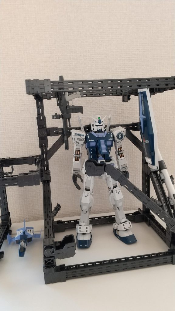 隣にはコアファイターのためのドックも設置しています。シールドは逆さまに引っ掛けることになってしまいましたが、ビームライフルやハイパーバズーカも懸架しています。