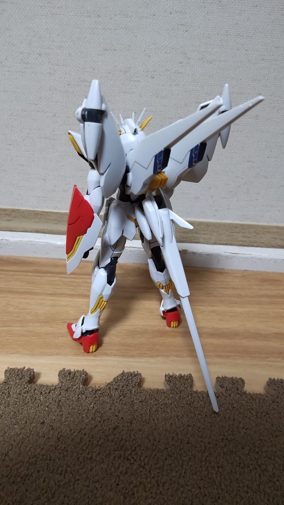 頭にバルバトスの角、背中にルプスのバインダーをつけただけの簡単改造です