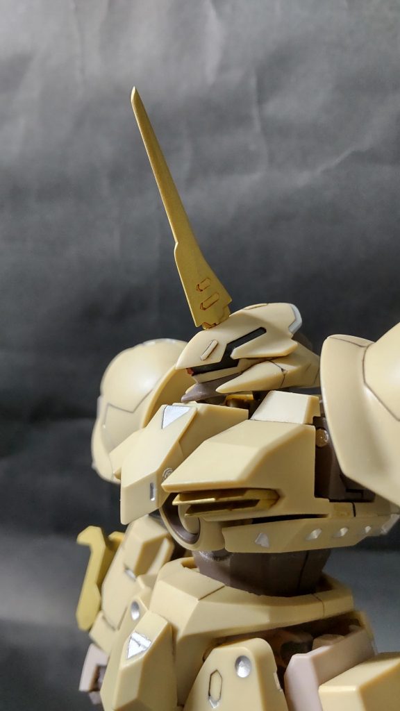 頭部は各部をシャープ化。ボディは胸、腰にそれぞれグシオンリベイクの同部位を加工したパーツを貼ってます。サイドアーマーにはふくらはぎのパーツを。フロントアーマーの付け根のディテールはガルバルディβだと見えましたが、リベイクだと可動に支障がでる、かつあまり見えないので切り飛ばしています。