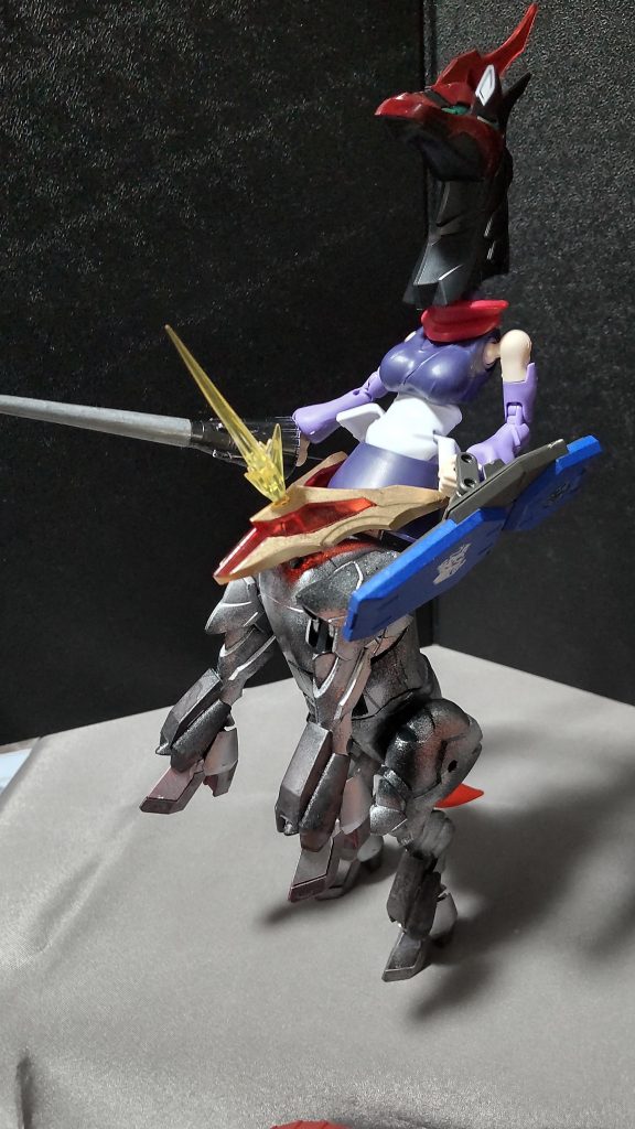 この様に胸部のクリアパーツにエフェクトパーツを付ければ、ビームを発射しているような表現も出来ます。こうなると完全にプロマキスですね。