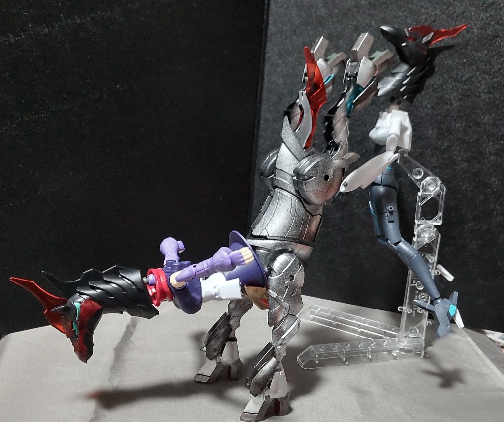 後ろ脚キックなんてのも表現できますね。「人の恋路を邪魔する奴は、UMAに蹴られて地獄に堕ちろ!!」