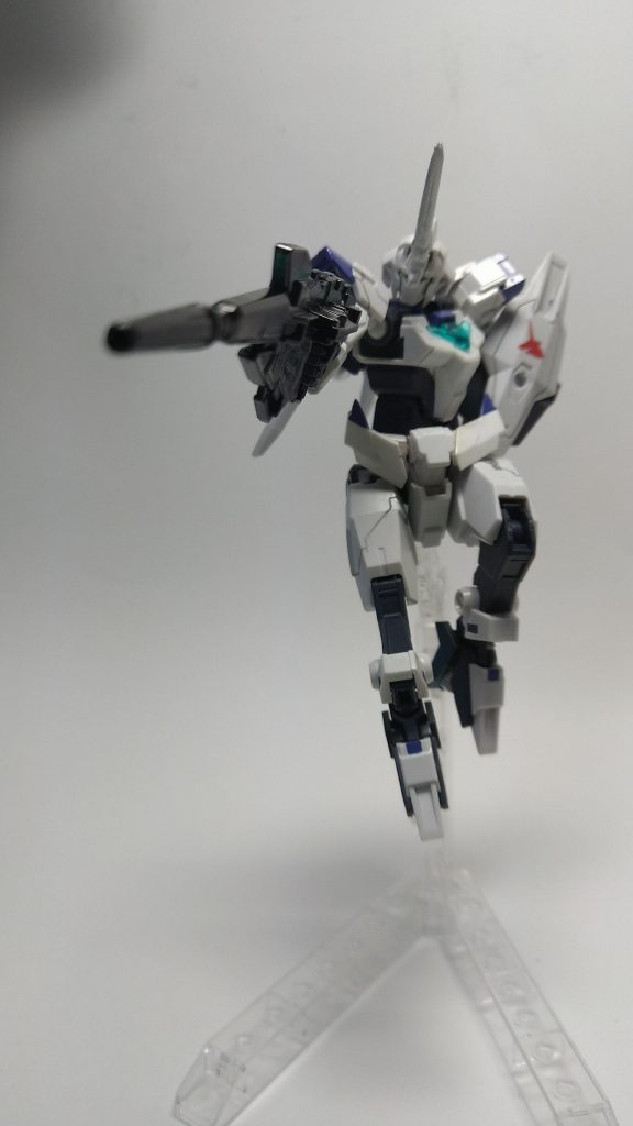 小型ビームマグナム本機用にデチューンされたビームマグナム。小型化したことによって若干の威力低下が見られるがこのサイズMSが持つ武器としては十分すぎる火力である。