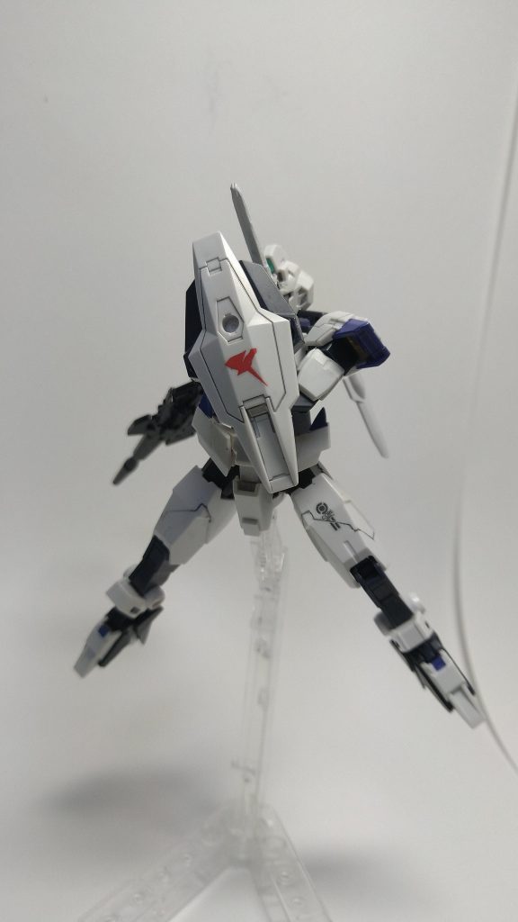 シールドI−フィールド発生装置を備えたシールド。敵のビーム攻撃を無効化出来る。ユニコーンのデカールなかったのでアムロのマークのユニコーンを貼りました。