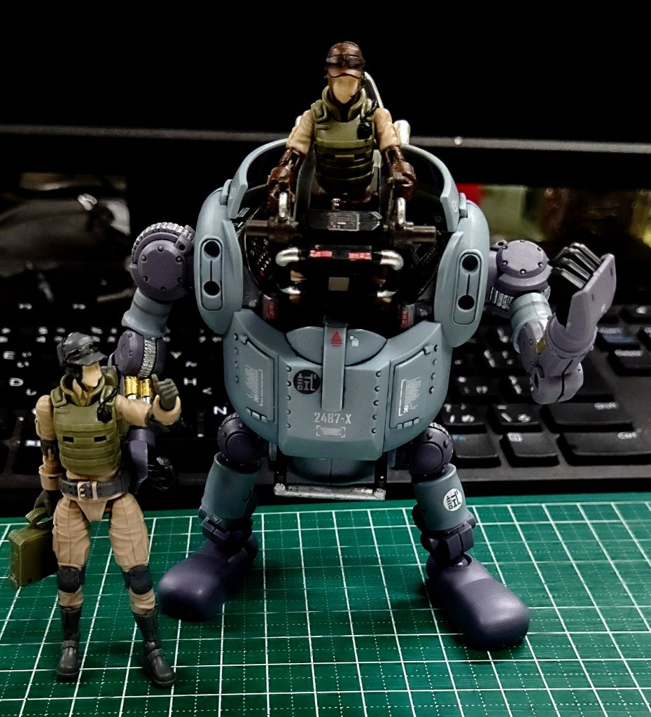 ヘキサギアのアーリーガバナーも操縦席に座れる仕様になりました。ガバナー(左)の肩のジョイントバーが脆く折れてしまい、もう一体購入しました(泣)部品取り寄せすると￥３００しか変わらないんですもん・・・。無理に動かすとまた折れそうで搭乗にかなり気を遣うのであまり乗せたくありません。顔も塗装無理！