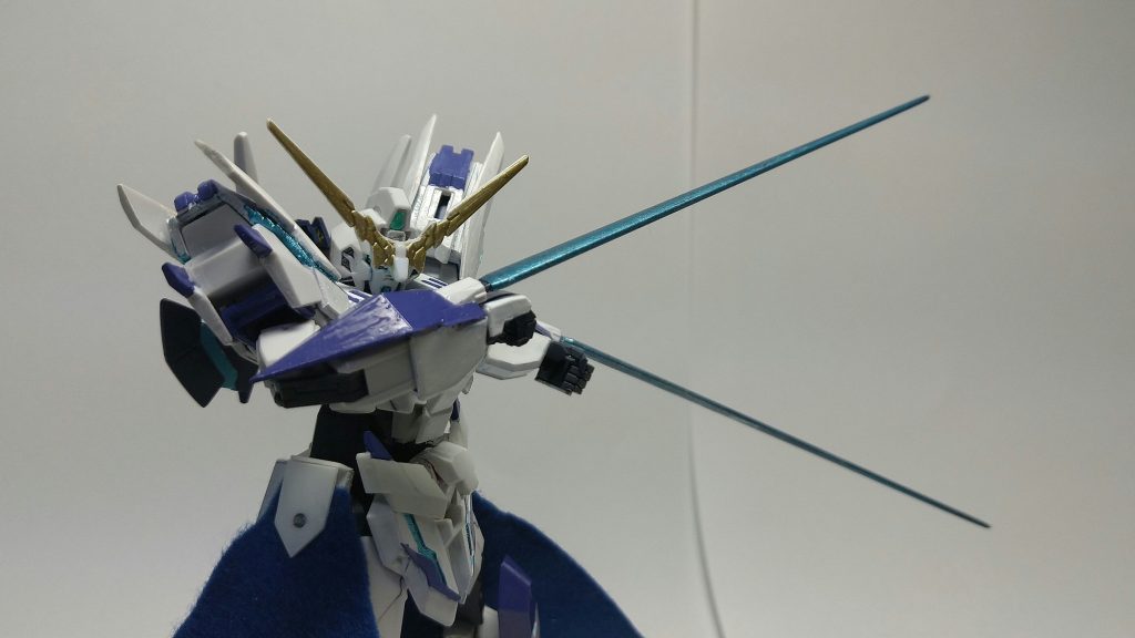 ガントレットビームソード手首のスナップは活かせないがすぐに発振させられるビームサーベル。ユニコーンガンダムのビームトンファーのような使い方になる。ビームバルカンとしても使用が可能。手甲内部にエクシアのビームサーベルを仕込みました。