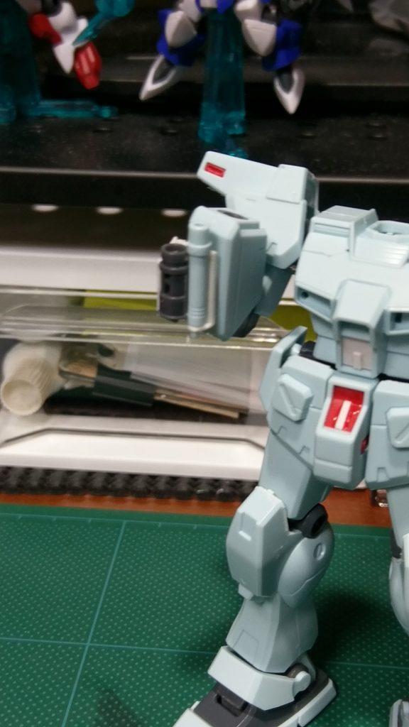 サーベルユニットは、余っていたビームサーベルのグリップと、ジャンクパーツを組み合わせ、プラ板ぺたぺた。シールド穴に、3mm軸で付けてるだけなので、着脱可。