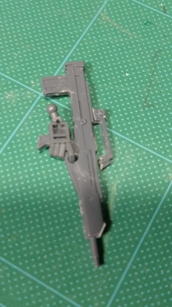 ジム・ライフルは、キャリングハンドルを切り離して後ろへずらし、銃身カバー上側を斜めにカット。銃身自体も、取り付け位置を下に。 近代ドイツ軍の、某アサルトライフルっぽい雰囲気に改造。