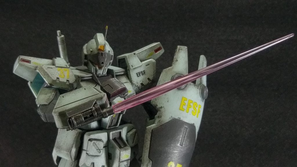 本機には、試験的に作成されたビーム・サーベル・ユニットが腕部に装備されている。実際は、「シールド穴埋め用にでっち上げた」パーツ。肩のハゲチョロが「らしく」見えて、一番お気に入りの一枚。(同時に、肩の装甲裏の塗り忘れがモロ見えして、ガックリ来る一枚)