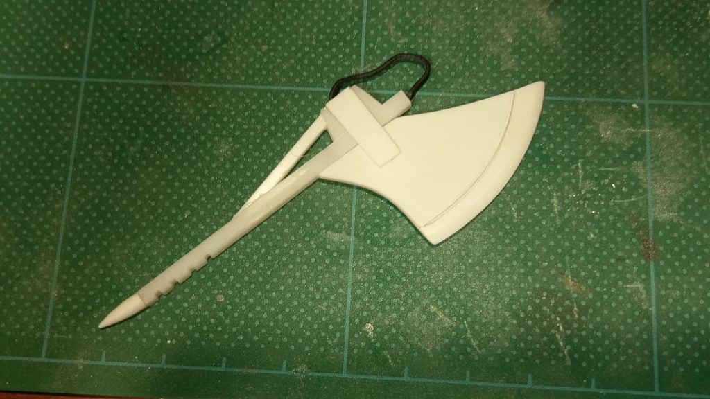 オリジナルのヒートホーク。刃はプラ板積層、グリップは、プラ角材。グリップ下部の突起は、プラ棒を鉛筆削りで尖らせてから、ヤスリで慣らしたもの。全体に形そのものには、満足できる出来。(ただし塗装。テメーはダメだ)