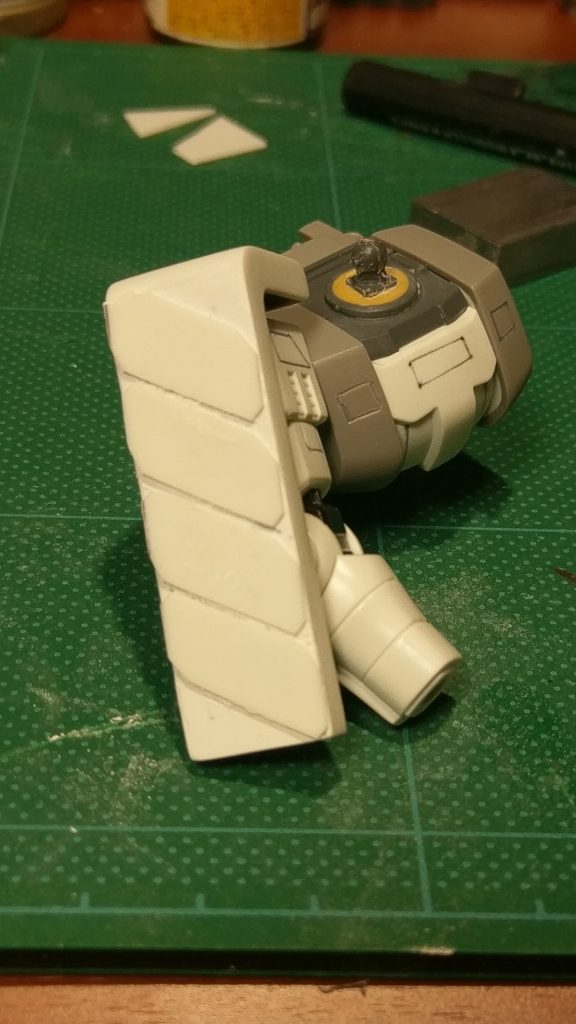 シールドに、プラ板貼り付け。ここはもう少し、精度が必要だったと反省。