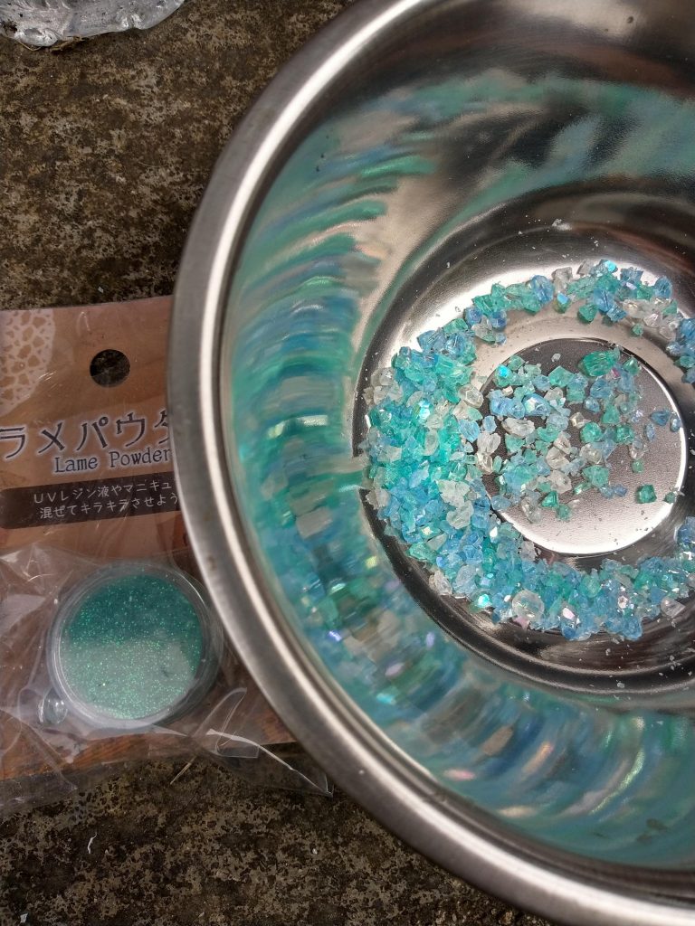 結晶レシピ砕いた百均のクリアビーズ（ブルー系）＋アクリルパウダー（ブルー系）＋流し込み接着剤＋クリアブルー塗料5、2、2、1くらいの割合で混ぜる接着剤で結晶を一つ一つ付けていきます