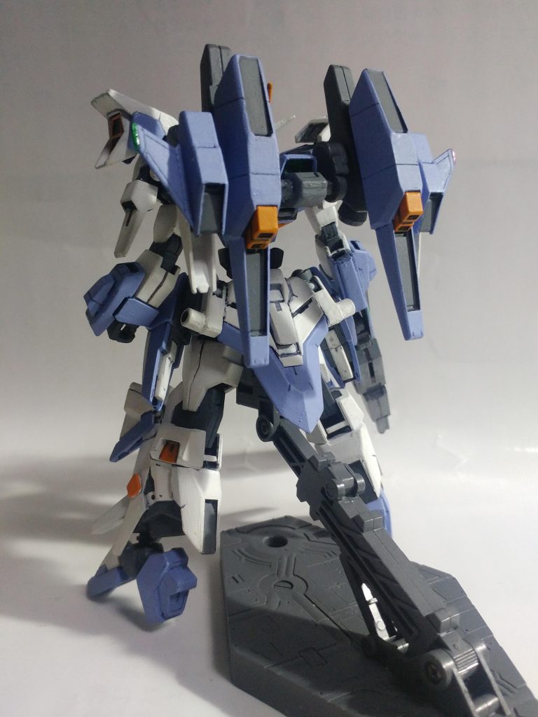 リアビューバックパックは複数のアームによって接続され、フレキシブルに可動。ベクトルを任意に変化させる事で高い機動性を獲得している。Cファンネルはオプション化され、ファンネルマウントの取り回しも変更されている。レシピHG ガンダムAGE-FXHG ガンダムAGE-3 オービタルHG リボーンズガンダムHG ボールデンアームアームズHG ガンプラバトルアームアームズHG Ez-ARMSHG ライトニングバックウェポンシステムMk-Ⅲ