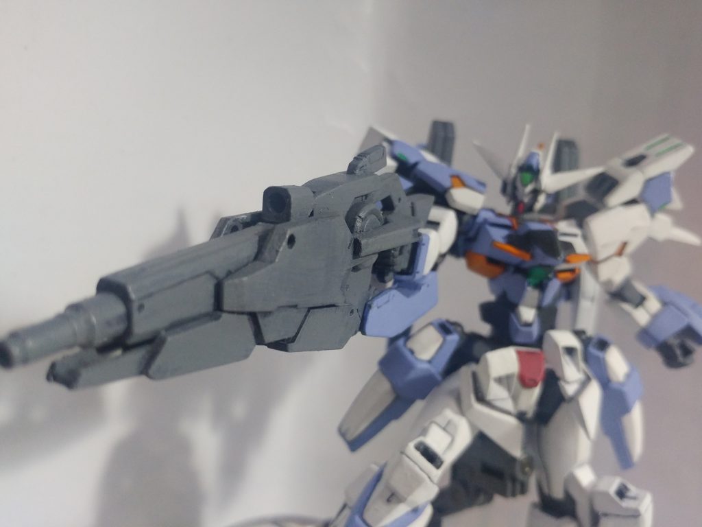 スタングルバスターライフルリボーンズガンダムのGNバスターライフルをベースに改造した高出力ビーム・ライフル。単発の威力は高いものの、発射間隔は長い為、他の武器による補助が必要不可欠。