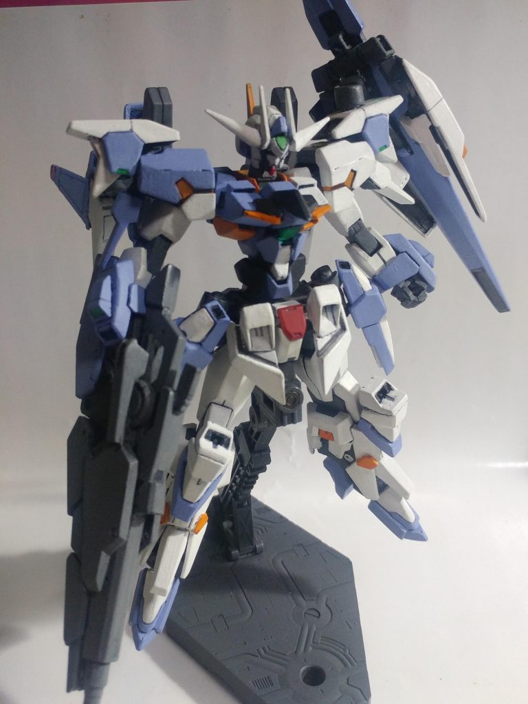 シグマシスロングシールドブースター左肩にマウント可能なオプション装備。ブースターによる機動力の補助に加えて、シグマシスロングライフルはスタングルバスターライフルの発射の間隙を補う役割を担う。