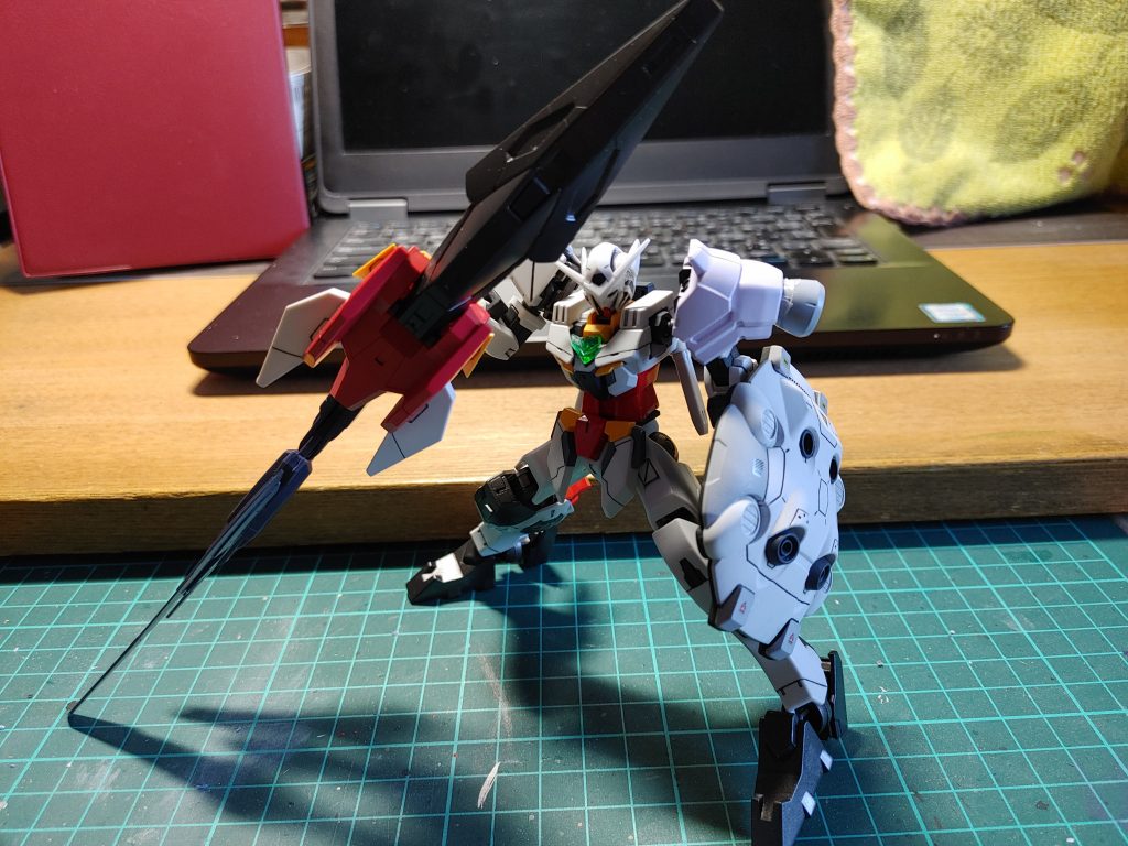 初期の頃肩関節剥き出しなのと、ウエストくびれ過ぎなのが気になる。ショルダーアーマーも不自然に感じる。この時はディフェンサーは武器にする予定でした。