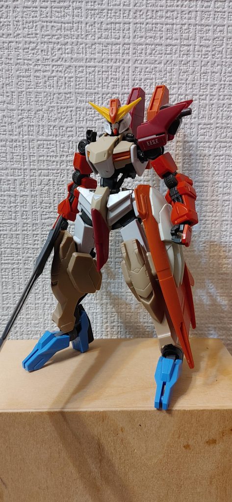 思案段階。最初はスローネの足とヴィダールの足がどことなく似ているなと思っていたが、重いバスターソードを振り回す事を考えるとこの足だとひ弱だな……となり没。