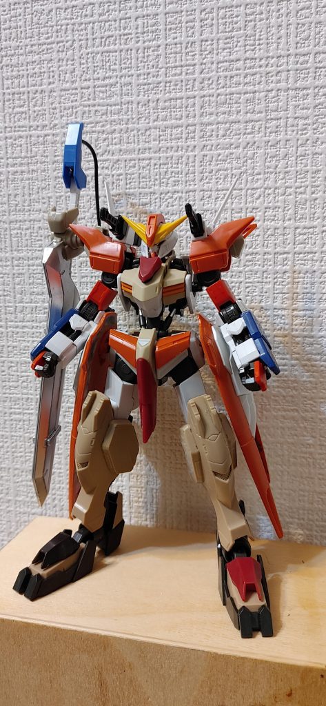 この段階でほぼ形は決まってきてました。ただこの時は両腕に機関砲を装備している、という設定が存在してました。